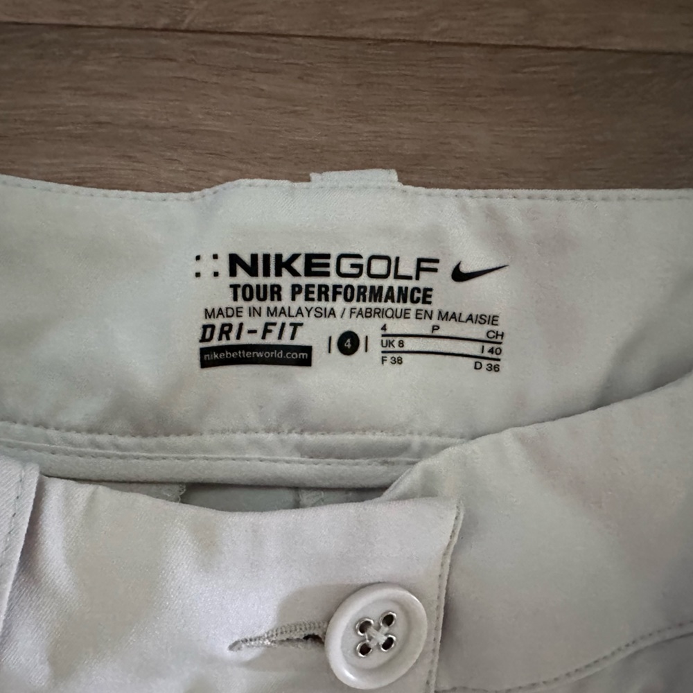 Women’s Nike golf shorts size 4 khaki EUC